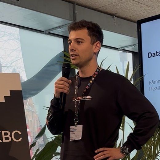 Numa Verberne presenting DataFuel on stage at Start it @KBC.